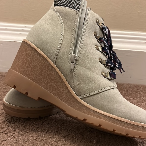 Gray heeled booties size 10 - Picture 2 of 3